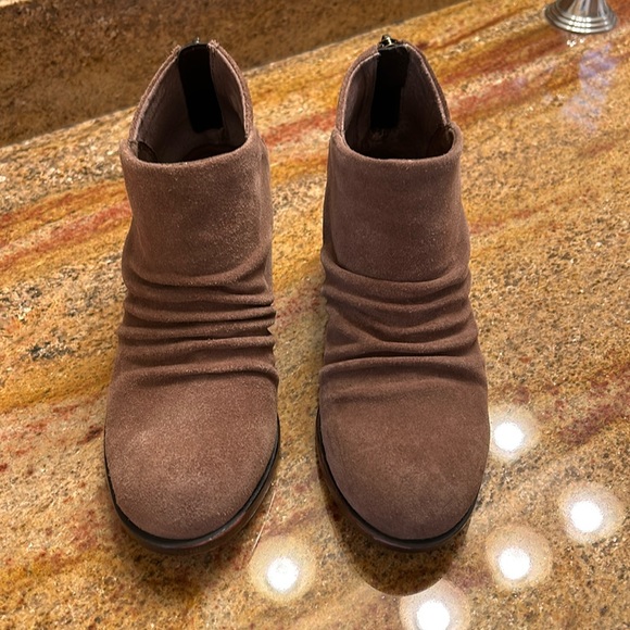 Born b o c botties size 6 medium brown Suede upper worn once - Picture 9 of 9